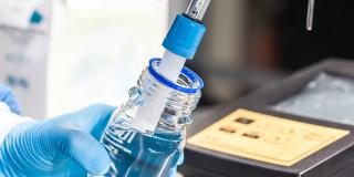 Wissenschaftler verwenden ein pH-Meter im Labor 