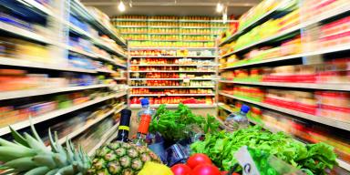 Voller Einkaufswagen mit Obst Gemüse Lebensmittel in Supermarkt 